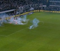 Vídeo. Torcida do Santos protesta na Vila Belmiro, atira rojões em campo e clássico é encerrado