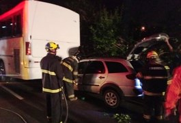 Acidente entre ônibus e carro deixa um ferido na Ladeira do Catolé, em Satuba