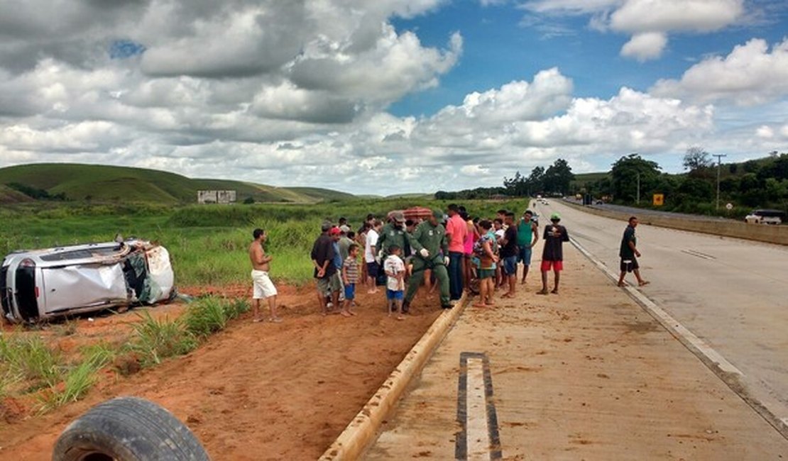 Três pessoas ficam feridas após carro tentar desviar de cachorro na BR 101