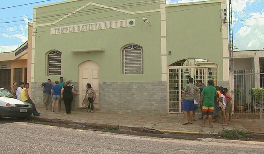 Homem é achado morto com cabeça presa em janela de igreja em Ribeirão