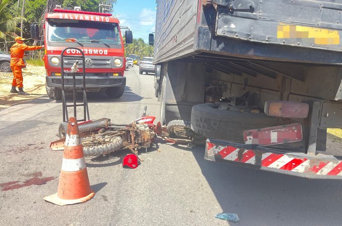 Acidente entre moto e caminhão deixa motociclista gravemente ferido em rodovia alagoana