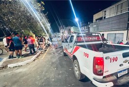 Casal fica ferido ao colidir moto contra traseira de carro estacionado no Bosque das Arapiracas