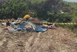 Corpo é encontrado com marcas de pedradas, golpes de arma branca e tiros