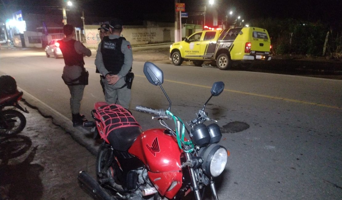 Colisão entre duas motocicletas deixa duas pessoas feridas no bairro Baixa Grande, em Arapiraca