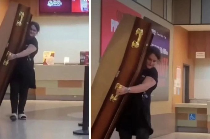 Mulher usa caixão para aproveitar oferta de pipoca em cinema; entenda