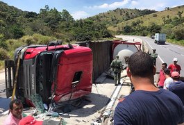 Carreta tomba e deixa um morto e um ferido em Flexeiras