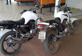 Dupla é presa suspeita de fazer arrastão com motocicleta roubada na zona rural do Agreste