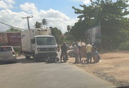 Caminhão faz conversão irregular e colide frontalmente em motocicleta, em Arapiraca