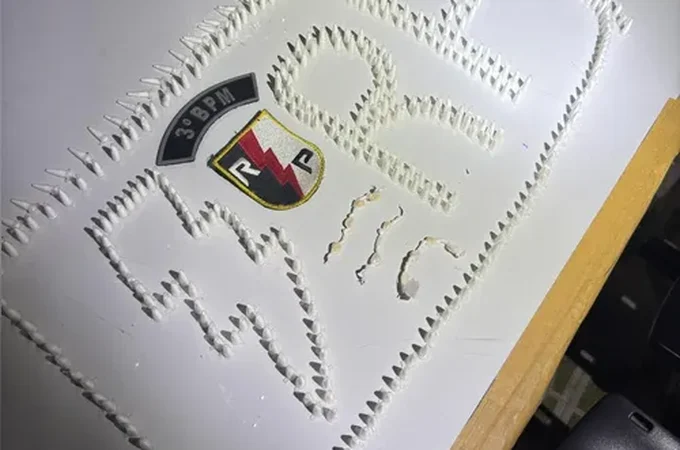 Polícia Militar apreende drogas, celulares e simulacro de pistola em operações em Delmiro Gouveia e Arapiraca