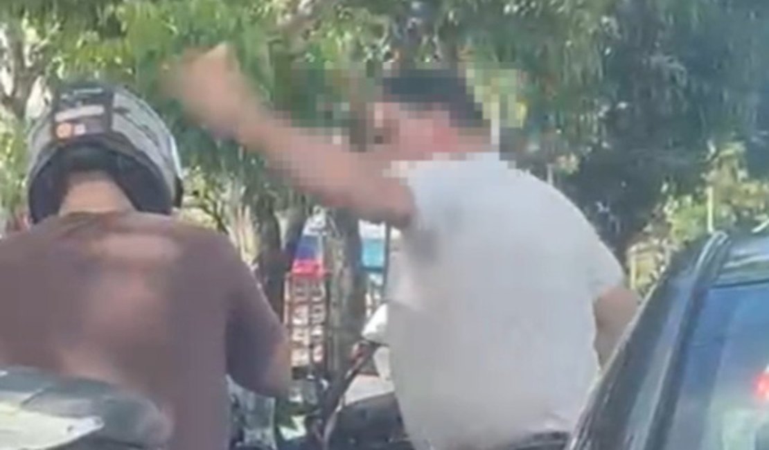 Violência no trânsito: Motorista armado é filmado agredindo e ameaçando motociclista na Av. Fernandes Lima, em Maceió