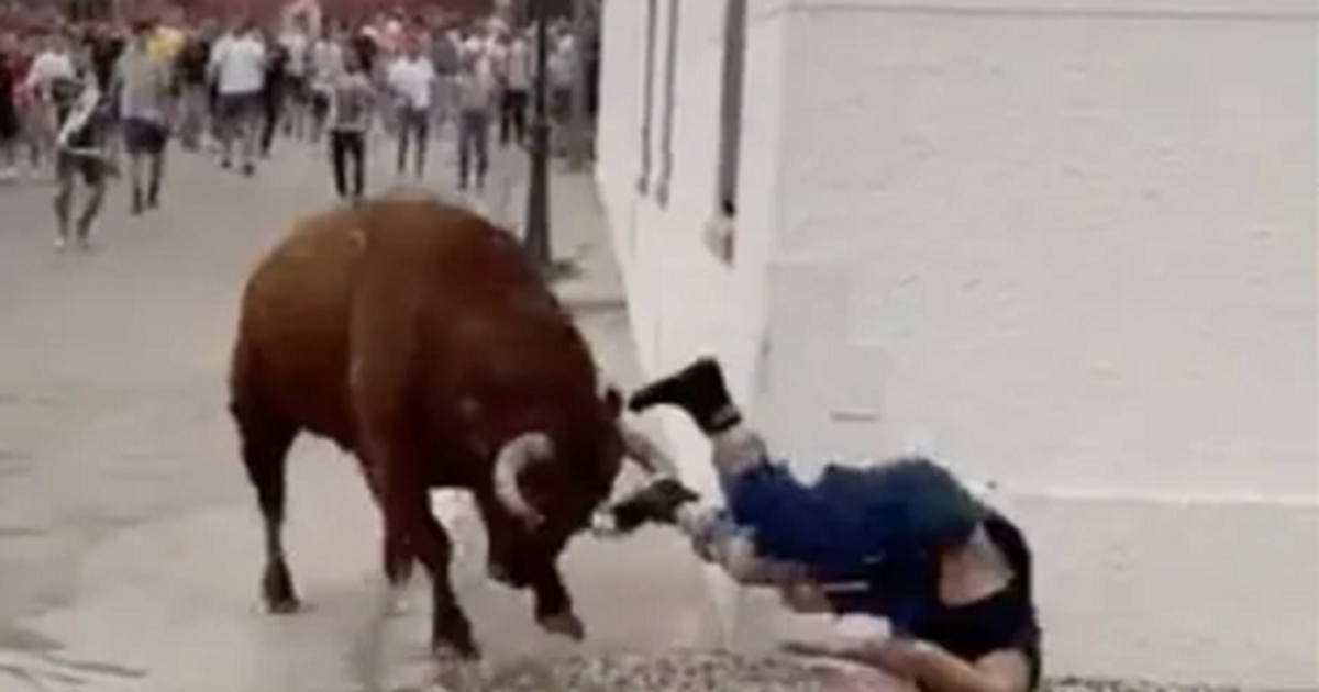 Vídeo: Mulher distraída é atacada em corrida de touros na Espanha