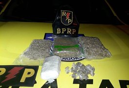 Militares flagram suspeitos manipulando drogas dentro de casa em Maceió