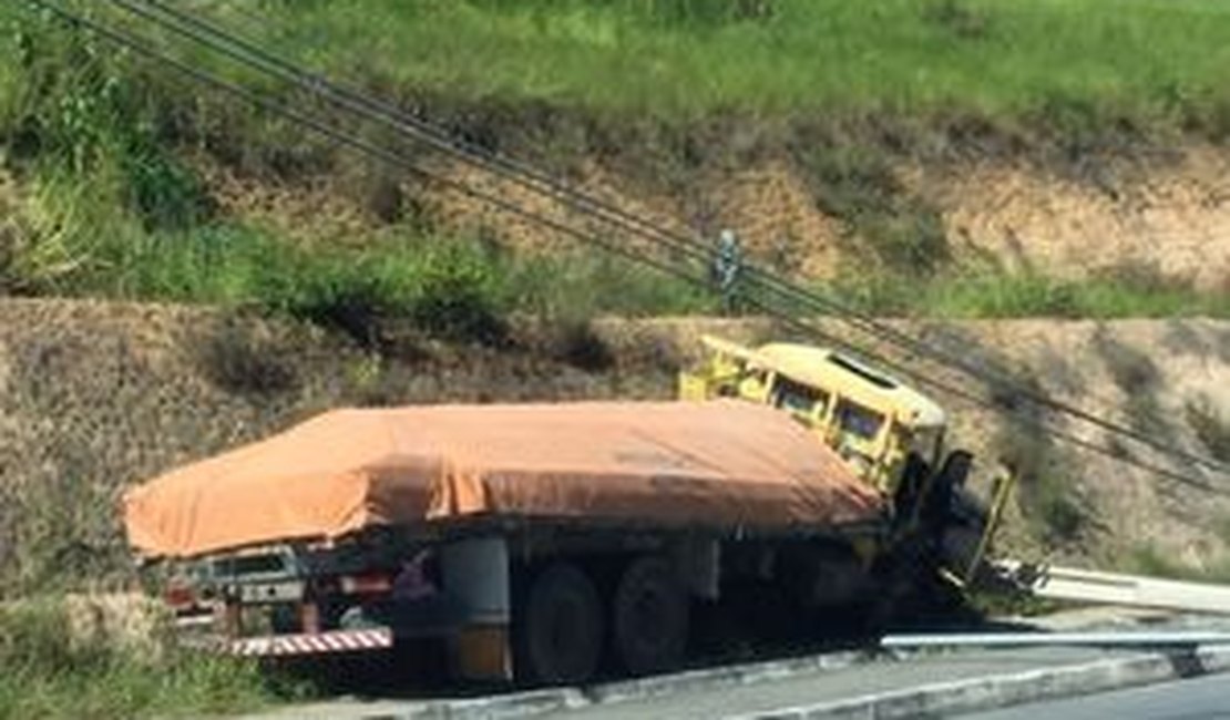 Caminhão invade calçada e colide em poste em Maceió