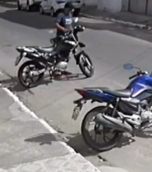 Vídeo. Câmera de segurança flagra furto de motocicleta no Centro de Arapiraca