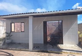Residência fica destruída após incêndio e proprietária passa mal, em Maceió