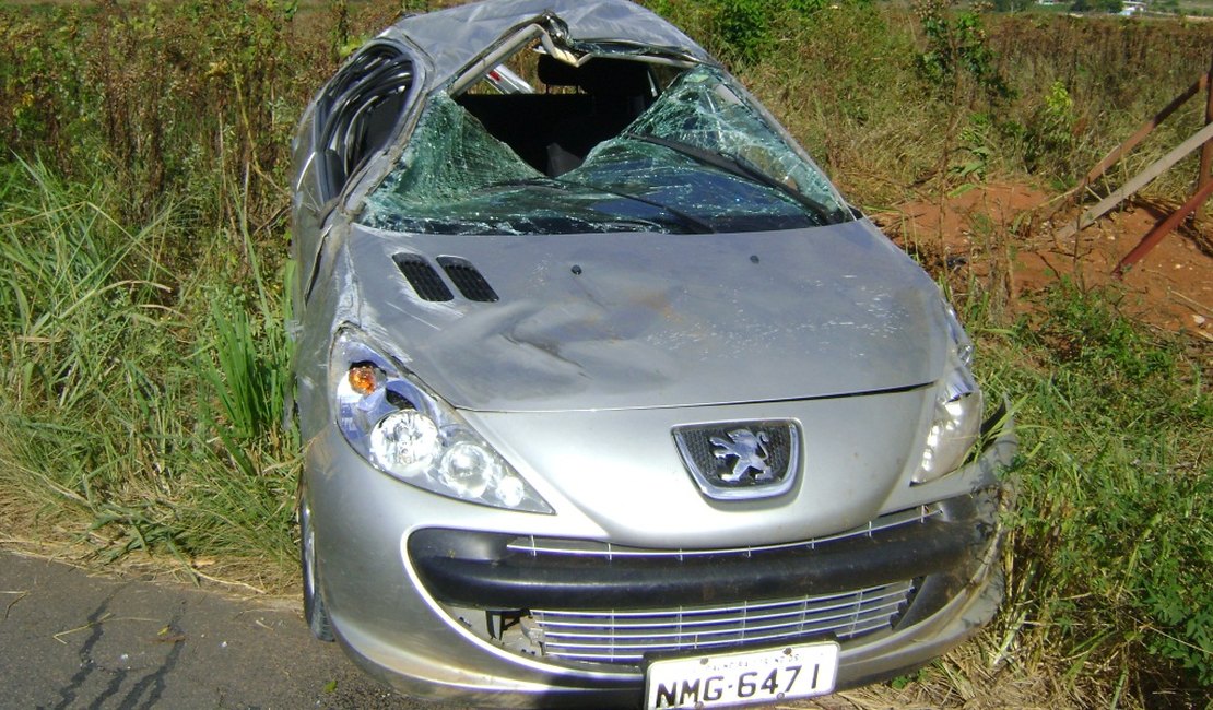 Homem capota carro próximo à entrada de Craíbas