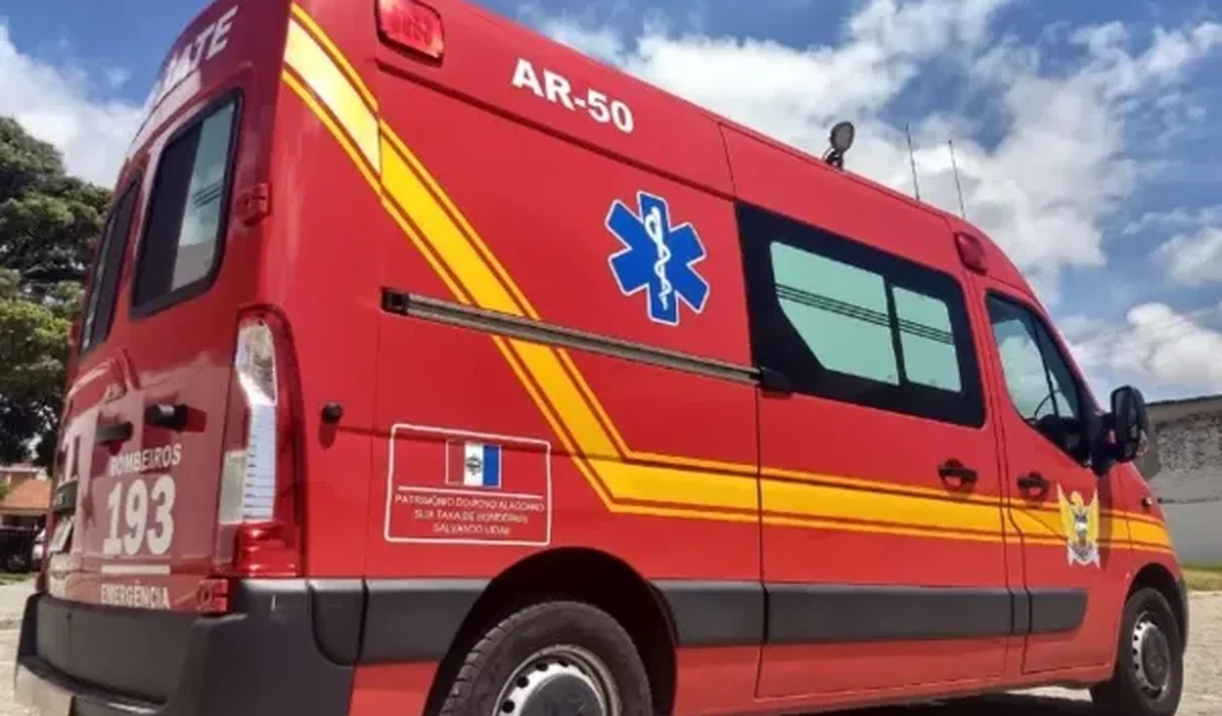 Condutor de carro sofre mal súbito e bate em moto na capital alagoana