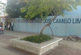 Mãe de aluno denuncia infraestrutura precária de escola municipal de Arapiraca