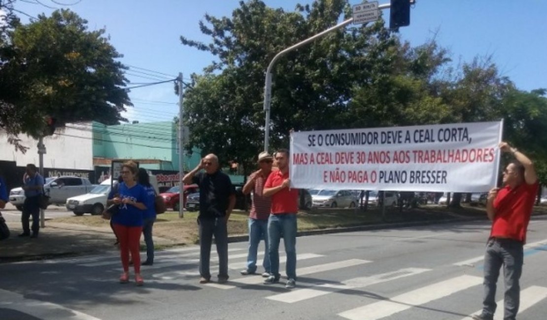 Aposentados da antiga Ceal fazem ato e cobram pagamento de benefício