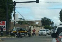 Veículo de autoescola colide com semáforo no Novo Horizonte, em Arapiraca