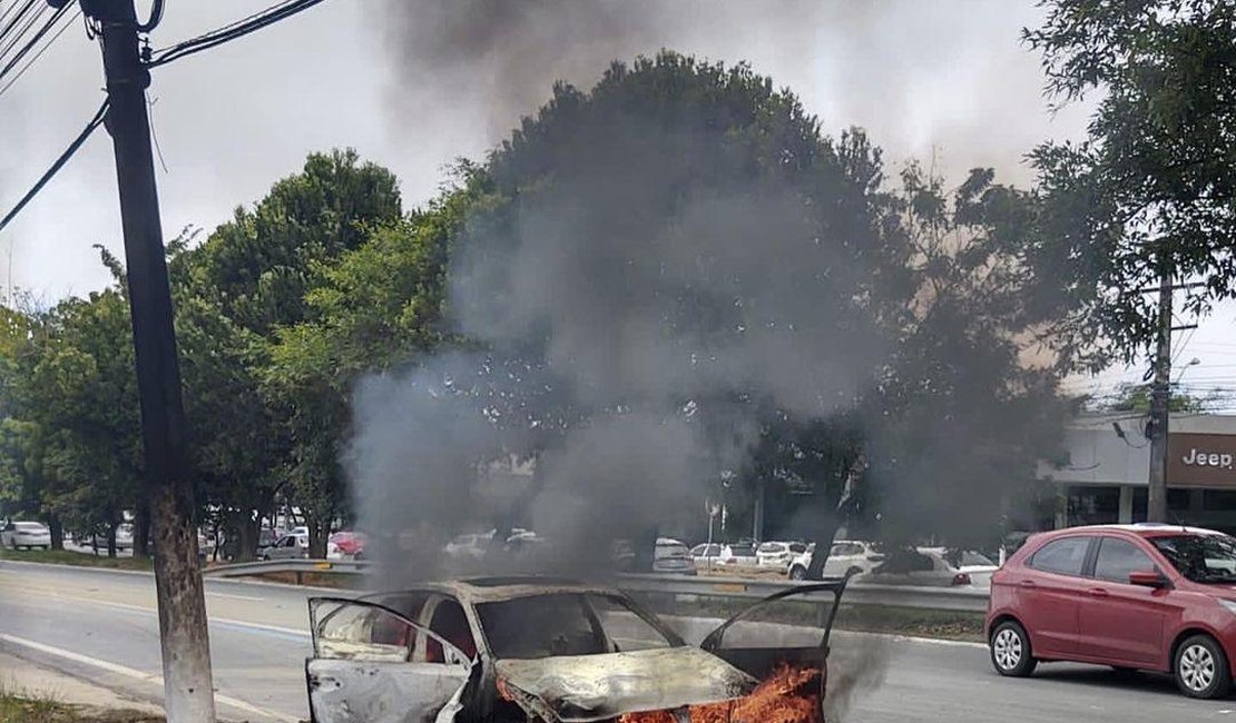 Vídeo: Indignados com morte de mototaxista atingido por carro em Maceió, populares ateiam fogo no veículo