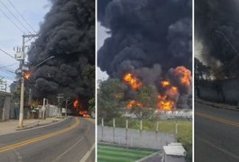 Bombeiros combatem incêndio de grandes proporções em Itaquaquecetuba