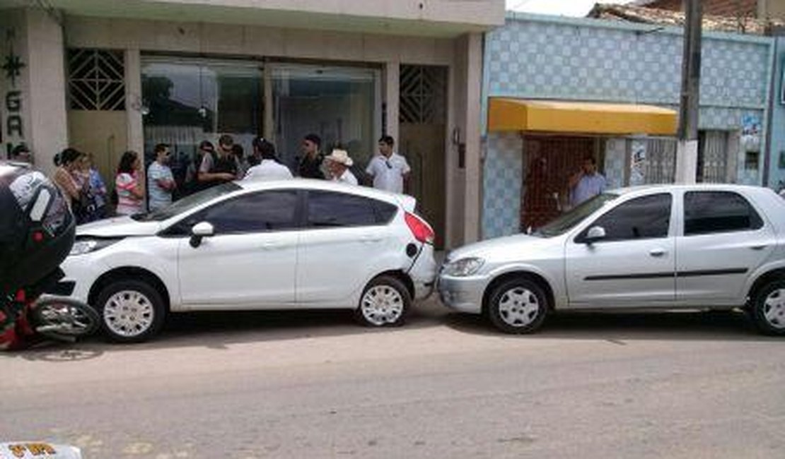 Mulher perde controle de direção e bate em dois veículos estacionados em Arapiraca