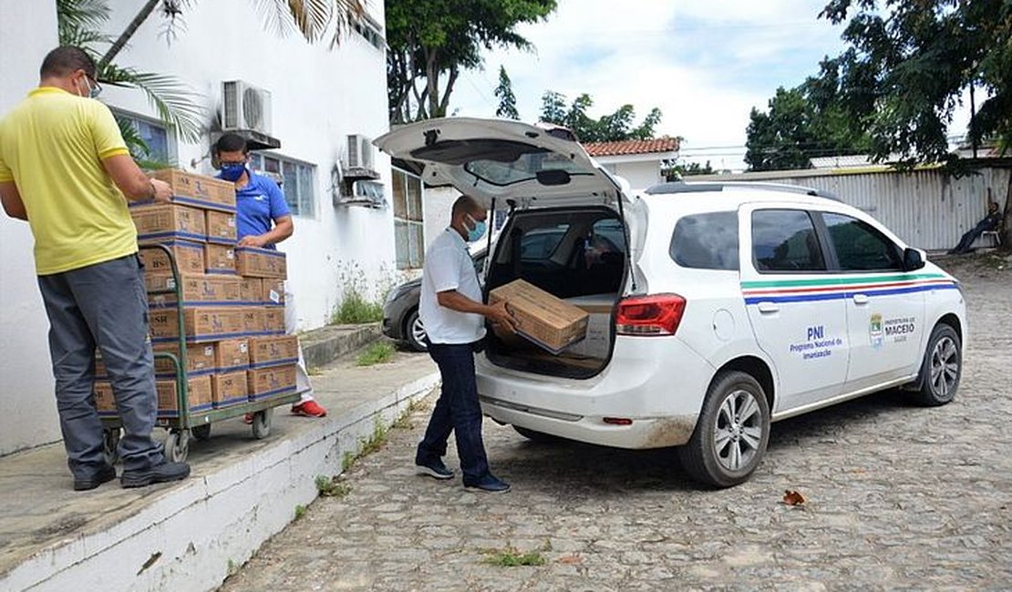 Alagoas começa a distribuir 53.392 doses de imunizantes contra a Covid-19 para municípios