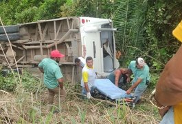 Capotamento de ônibus deixa pessoa presa às ferragens do veículo em São Luís do Quitunde