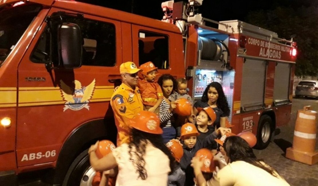 Bombeiros aparecem de surpresa em festa e realizam sonho de menino em Delmiro