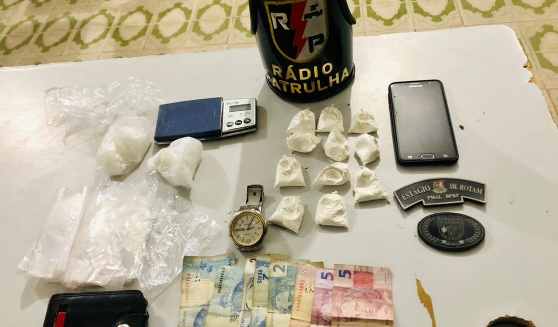Jovem de 21 anos é preso comercializando drogas no bairro Baixão, em Arapiraca