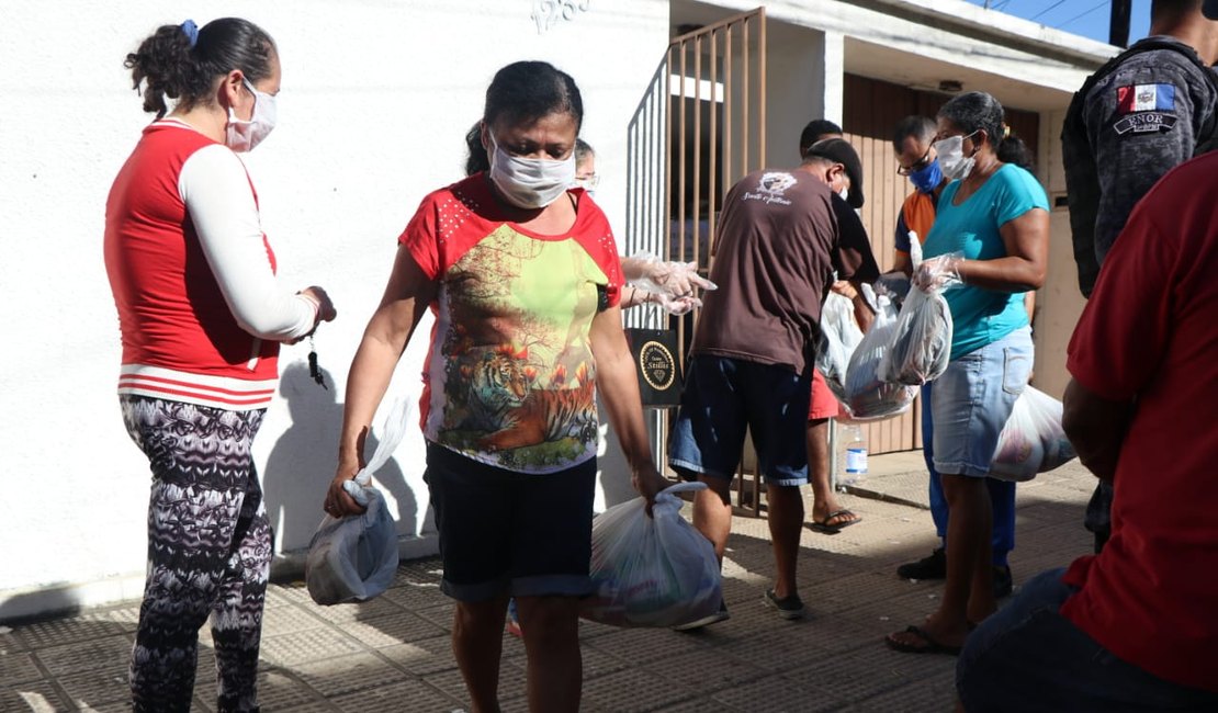 Supermercado de Arapiraca doa mais de 500 cestas básicas para famílias carentes