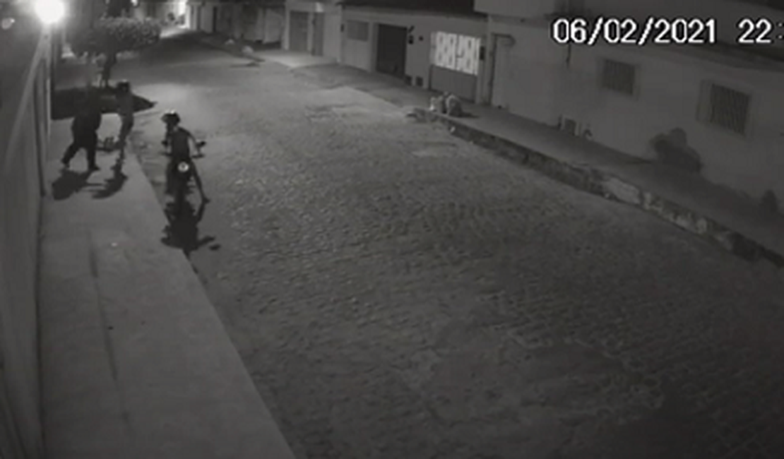 Vítima de tentativa de assalto não se intimida e dá empurrão em criminoso, no bairro Capiatã
