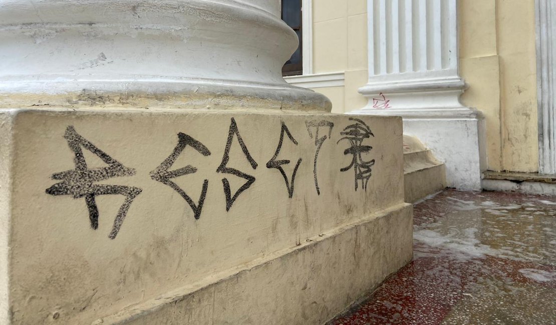 Prédio da Associação Comercial, em Maceió, é alvo de vandalismo; entidade emite nota de repúdio