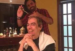 Marco Antônio de Biaggi corta os cabelos após enfrentar câncer