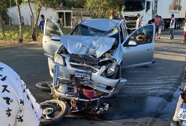 Colisão frontal entre carro e moto deixa motociclista ferido na AL-110