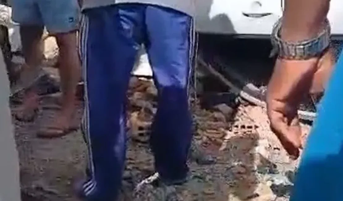 Motorista fica ferido após capotar carro em avenida de Maceió