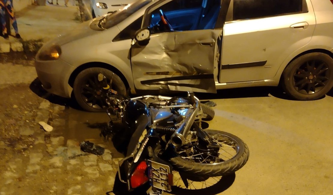 Colisão entre carro e moto deixa jovens feridos em Arapiraca