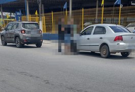 Batida em frente a atacarejo envolve dois carros no bairro Jardim Tropical, em Arapiraca