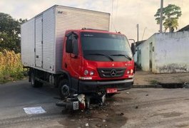 Homem fica ferido após colisão entre moto e caminhão no bairro Senador Nilo Coelho, em Arapiraca