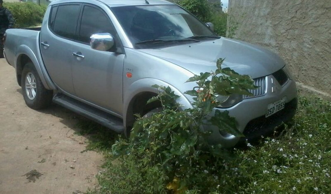 Caminhonete roubada é encontrada abandonada no bairro São Luiz