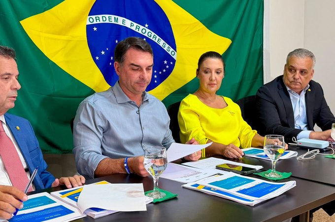 Flávio Bolsonaro e Alfredo Gaspar destacam combate ao crime organizado e proteção às mulheres em apresentação de plano de governo