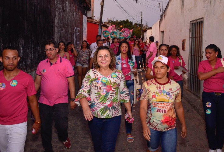 Tereza Nelma realiza caminhada e recebe apoio em Arapiraca