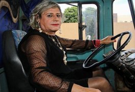 Caminhoneiro se assume crossdresser e roda o Brasil de salto alto