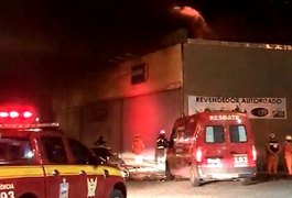 Incêndio destrói estoque de loja de pneus ao lado de posto de combustíveis na Serraria