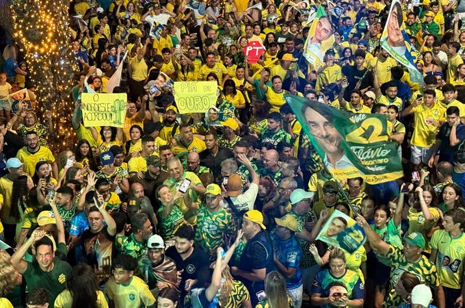 Alfredo Gaspar vai para o meio do povo e é aclamado por multidão no Bloquinho do 22 em João Pessoa