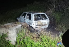 Corpos são encontrados carbonizados dentro de Fiat Uno em Marechal Deodoro