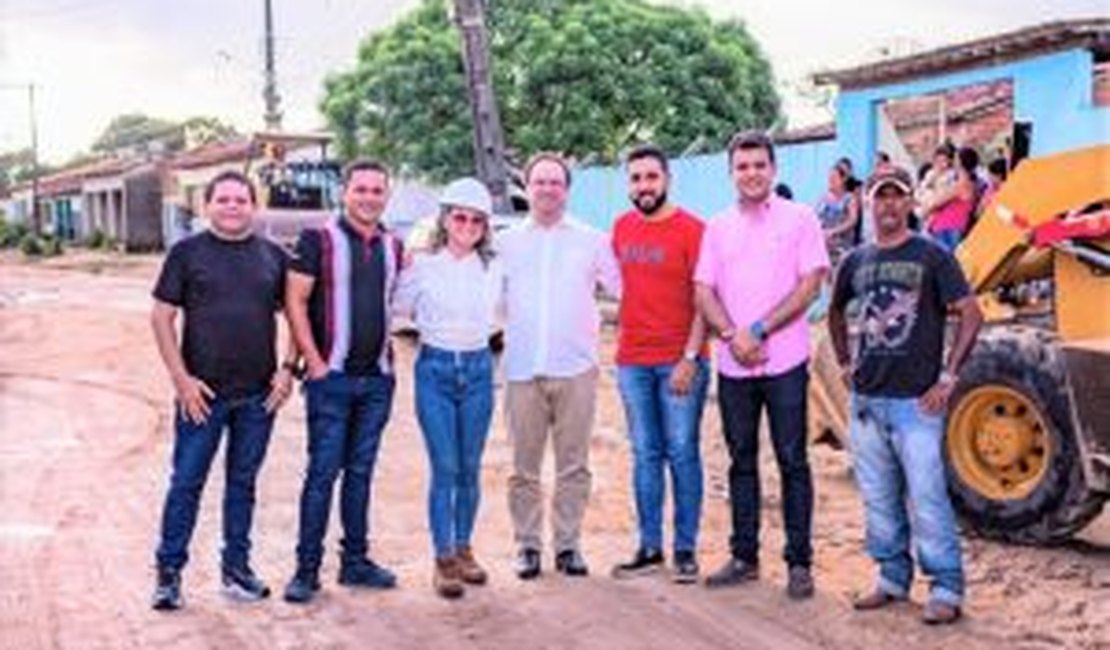 Prefeito Luciano Barbosa acompanha início da pavimentação de ruas no povoado Pé-Leve Velho