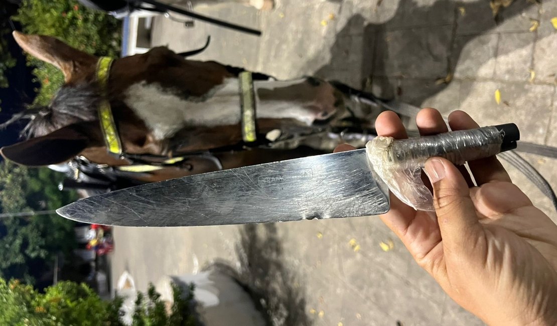 Homem é detido com faca em praça no bairro Manoel Teles, em Arapiraca