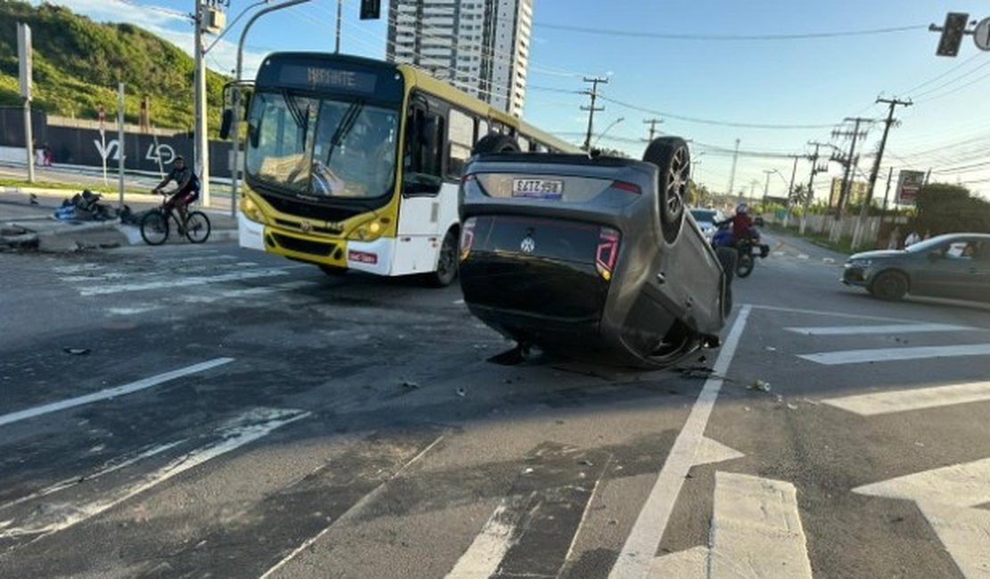 Motorista perde controle da direção, derruba poste com semáforo e capota carro em Maceió